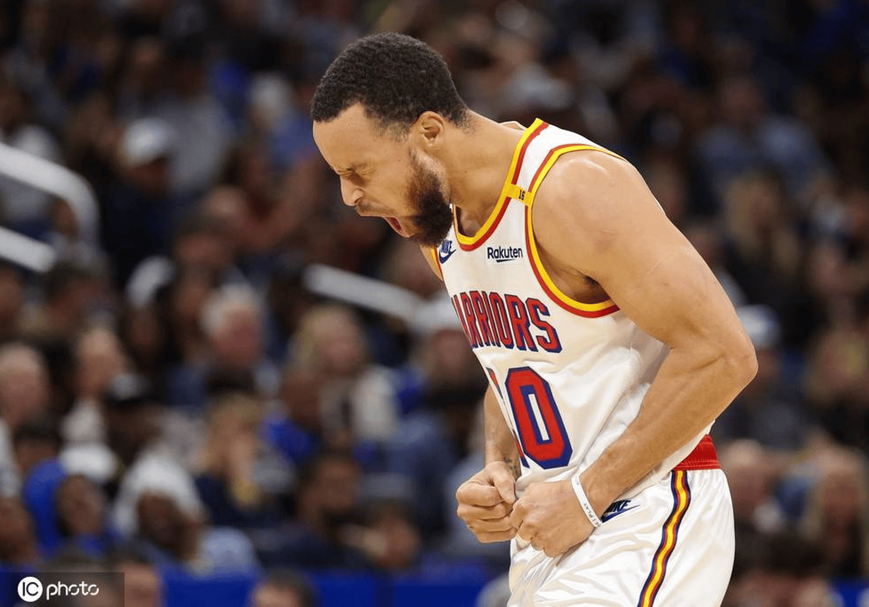 开云体育-库里在独行侠比赛中战术调整，比赛局势复杂引发热议！